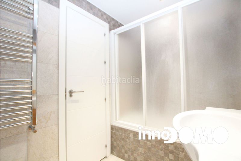 Foto 42e9b222-b0c2-48a1-90e3-d14f758db9fe. Casa adossada amb xemeneia calefacció aparcament a Getafe
