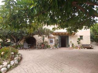 Masia a Callosa d´en Sarrià