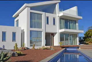 Casa en Portichol-Balcn al Mar. Fantstica villa de estilo moderno en primera lnea de mar
