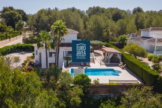 Maison à Cap Martí - El Tossalet - Pinomar. Villa elegante con vistas panorámicas, piscina y amplio terreno