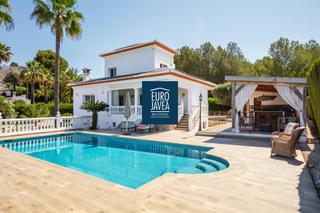 Casa en Cap Martí - El Tossalet - Pinomar. Villa elegante con vistas panorámicas, piscina y amplio terreno