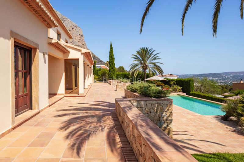 Foto 0a7eb771-90ce-4272-8f9a-1b1580cb4e87. Casa villa armonía elegancia, lujo y vistas panoramicas en el montgó en Xàbia