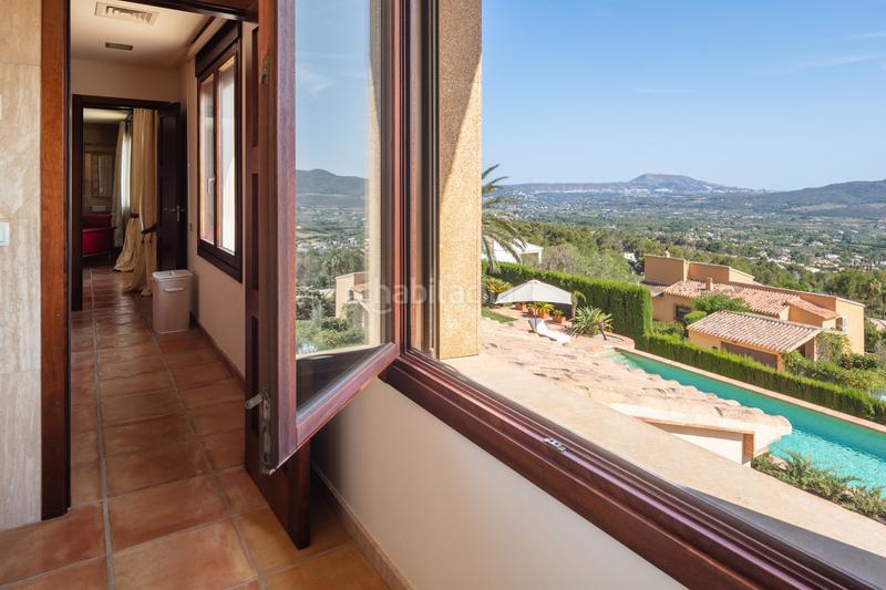 Foto d256b382-d93d-4b41-8965-7bf671c67a39. Casa villa armonía elegancia, lujo y vistas panoramicas en el montgó en Xàbia