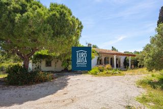 House in Partida Comunes-Adsubia. Casa de campo tradicional con tosca original y 17.000 m cerca de