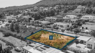 Terreno residenziale in Partida Comunes-Adsubia. Parcela urbanizada en piver, cerca de la playa del arenal y todo
