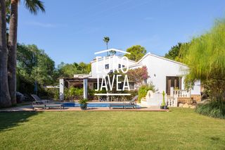Casa a Partida Comunes-Adsubia. Exclusiva villa mediterránea de una sola planta con piscina priv