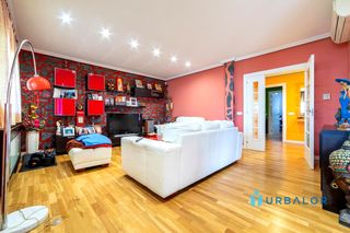 Maison  Las lomas. Amplio chalet con piscina y garaje privado