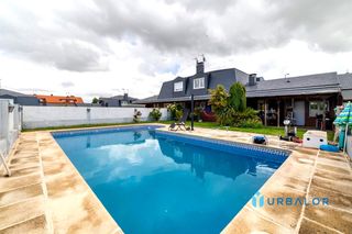 Haus  Las lomas. Amplio chalet con piscina y garaje privado