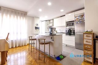 Zweistöckige Wohnung  Calle los pinos. Dúplex reformado con terraza piscina y garaje