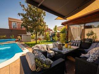 Xalet  Acebo. Chalet pareado con piscina, cocina de diseño y porche acristalad