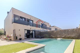 Maison jumelée à Cabanillas del Campo. Chalet de esquina con piscina en cabanillas del campo