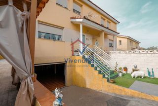 Casa aparellada a Cabanillas del Campo. Pareado amplio con gran garaje y patio acondicionado en zona cam