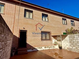 Reihenhaus  Simon bolivar. Chalet adosado de 5 dormitorios con patio y terraza en marchamal