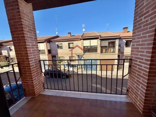 Reihenhaus  Simon bolivar. Chalet adosado de 5 dormitorios con patio y terraza en marchamal