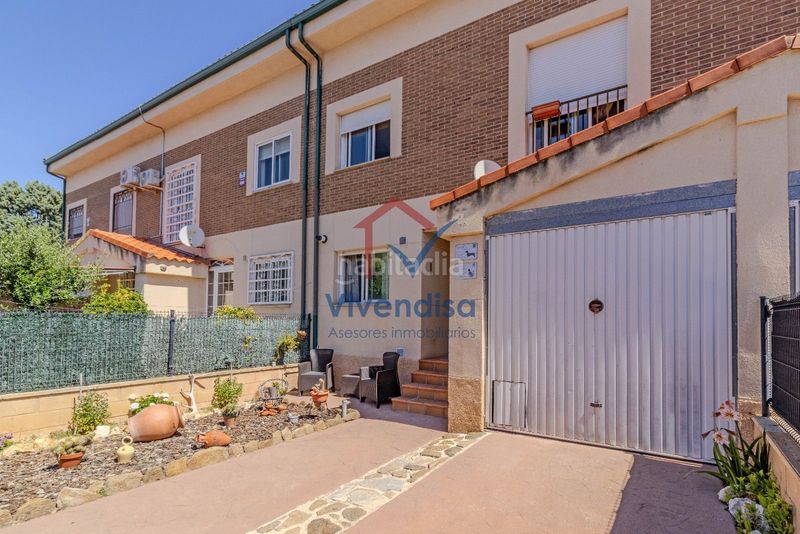 Foto d01d2984-2b8b-4536-ab3e-195615d79a67. Casa adossada amb calefacció aparcament a Alovera