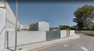 Terreny residencial a Benirredrà. Solar urbano uso industrial, vallado.