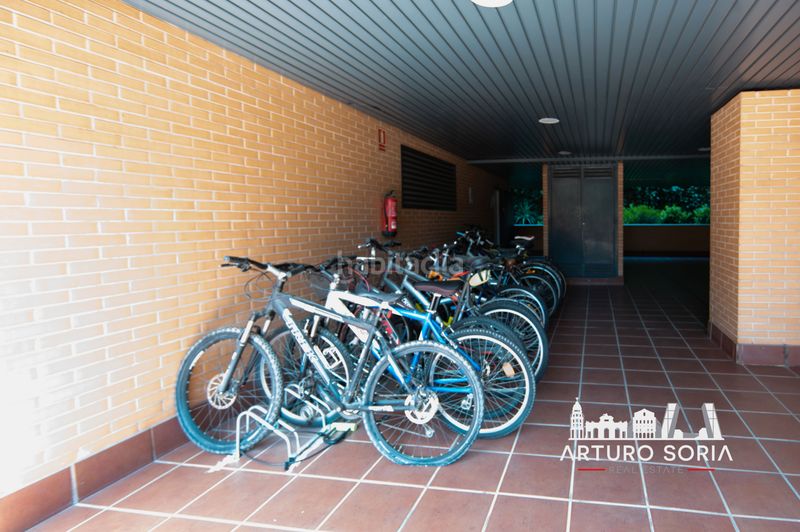 Foto c34a3013-089c-4f35-83b1-586f376bbf74. Lloguer pis amb calefacció aparcament piscina a Costillares Madrid