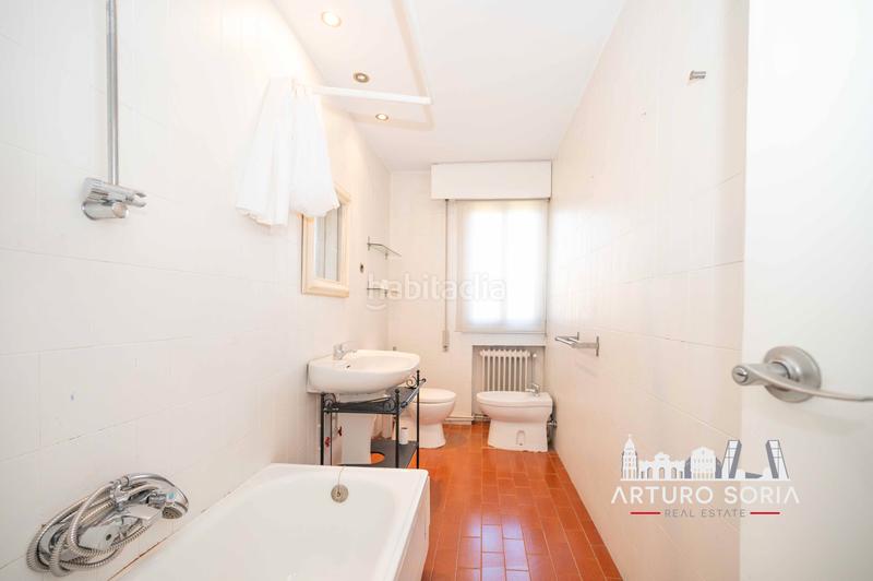 Foto bd46d265-05cd-452c-9a34-4820c903ead8. Zweistöckige wohnung mit kamin pool in Colina Madrid