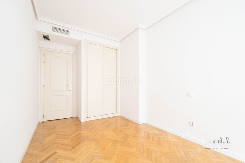 Foto 20b3f00b-1032-4bcc-81eb-10095d498c4f. Rent flat with heating pool in Pinar del Rey Madrid