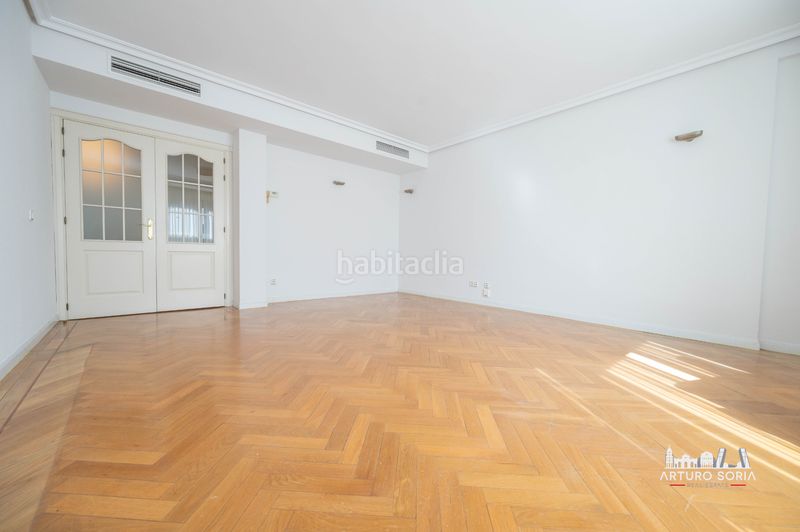 Foto fc687b7b-9547-4569-8ca2-3c7807f0101c. Rent flat with heating pool in Pinar del Rey Madrid