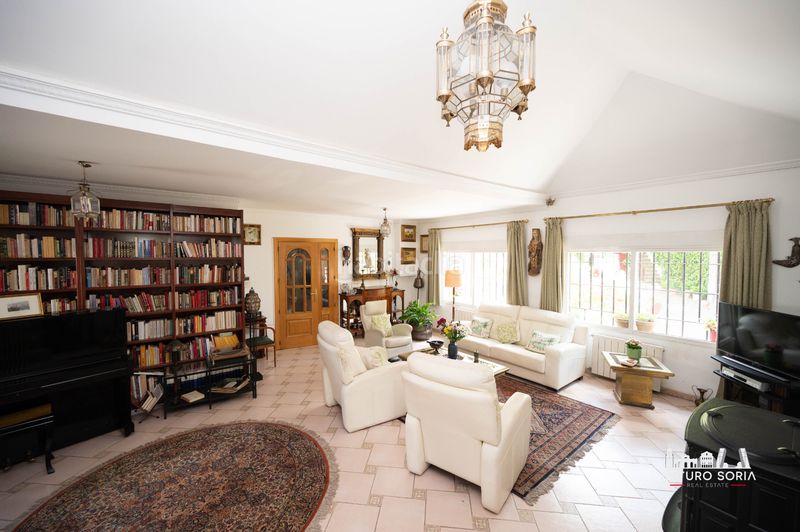 Foto 5400e63b-8bad-49c1-8446-b93d1450ee0f. Chalet en Colina Madrid