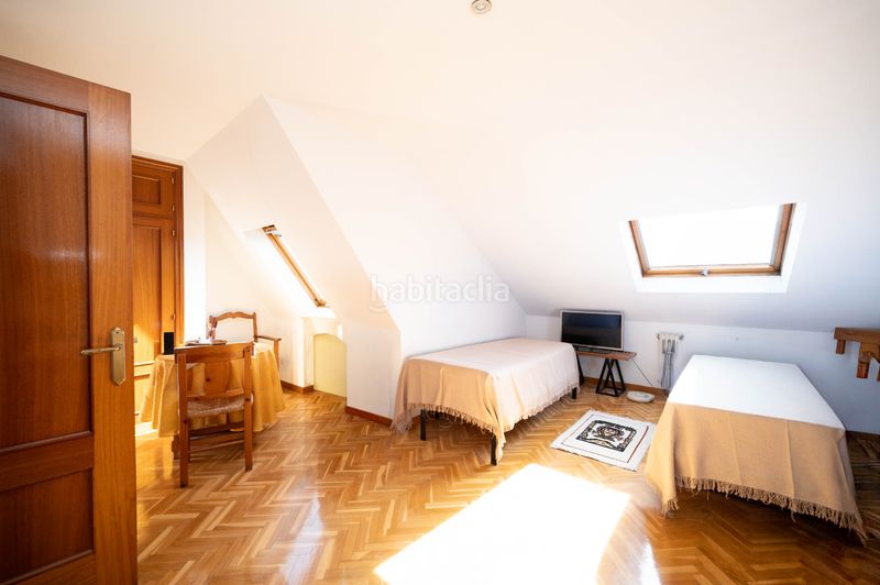 Foto 12d673ee-99b9-4961-974f-75629f123bd2. Casa aparellada a San Juan Bautista Madrid