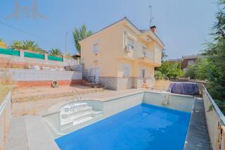 Xalet a Calalberche. Chalet independiente de 243m² construidos sobre parcela de 611m²