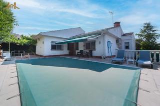 Xalet a Calalberche. Chalet independiente de 170m² construidos sobre parcela de 726m²