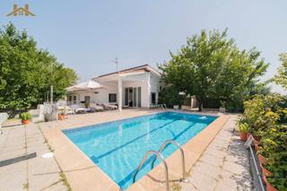 Casa en Aldea del Fresno. Chalet independiente de 344 m construido sobre parcela de 890 m