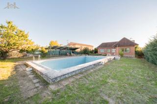 Chalet à Calalberche. Chalet independiente de 198m² construidos sobre parcela de 1009m