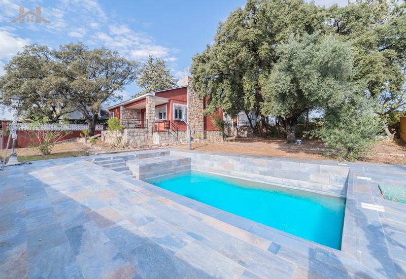 Foto 3cc7eace-50be-4ee3-9a37-63ab85dc2649. Chalet con camino parcheggio piscina in Villa del Prado