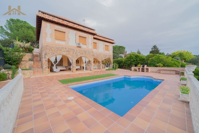 Foto fe620825-dbfa-4ba4-8661-34221104544c. Xalet amb xemeneia calefacció aparcament piscina a Calalberche