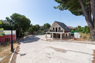 Chalet à Calalberche. Chalet independiente en fase de construcción de 195m² construido