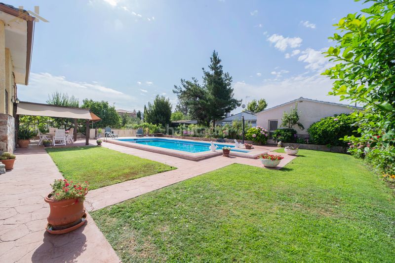 Foto 1f9b32f8-9102-4a1d-8c63-8e6a41d55ec1. Casa aparellada amb xemeneia calefacció aparcament piscina a Calalberche