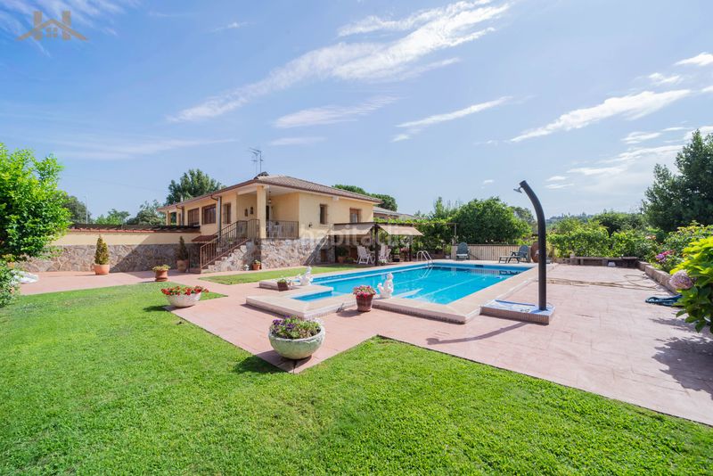Foto d30ae0ba-36bb-4d49-8203-4da6c561d60b. Casa aparellada amb xemeneia calefacció aparcament piscina a Calalberche