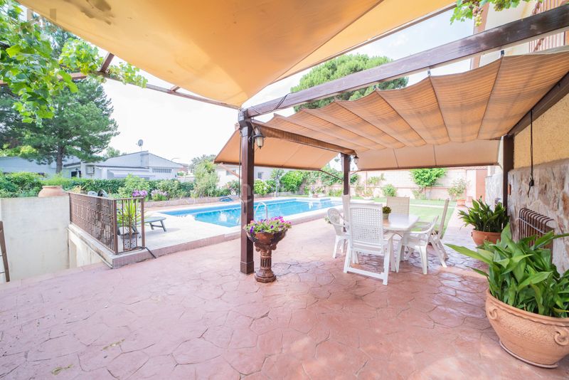Foto e5abd2eb-058a-4b6b-9d7e-4a013cd164b7. Casa aparellada amb xemeneia calefacció aparcament piscina a Calalberche