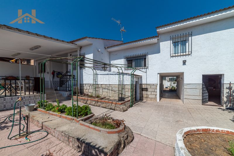 Foto fd74cd3d-b660-4be5-8f39-3a7015bdbba0. Casa aparellada amb piscina a Villa del Prado