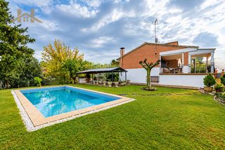 Chalet in Calalberche. Magnífico chalet independiente de 208m² construidos, ubicado sob