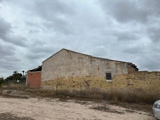 Bauernhof en Requena. Parcela con casa en la partida derramador