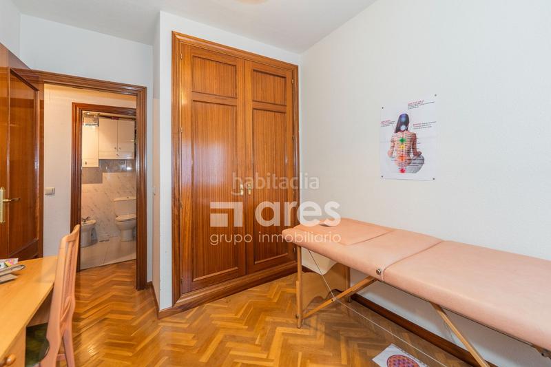 Foto ab1658a9-21dc-40dd-ade7-f7e2dd48a983. Piso grupo inmobiliario ares presenta vivienda en la zona ramón y cajal en Madrid