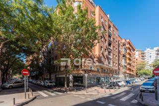 Piso  Calle fernando poo. Grupo inmobiliario ares vende planta baja de 50m2 reformada, sit