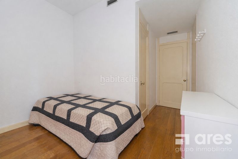 Foto ff3dd23b-c822-4450-9217-95964216cbbd. Pis amb xemeneia calefacció aparcament a Castillejos-Cuzco Madrid