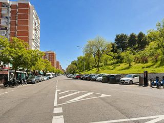 Pis  Calle de melchor fernández almagro. Grupo inmobiliario ares vende bajo de 50m2 para reformar en el b