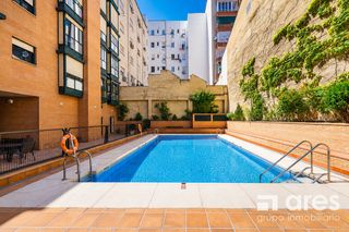 Pis  Calle de granada. Grupo inmobiliario ares vende piso de 90m2 a reformar en urbaniz