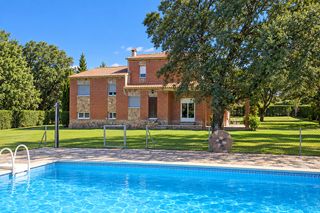 Haus  Calle del ferrocarril. Grupo inmobiliario ares vende chalet individual situado en la ur