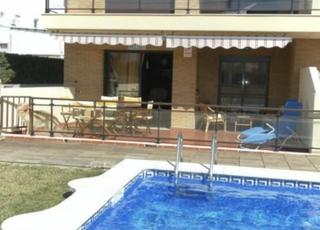 Flat  Ferrocarril. Fantástico bajo con una gran terraza, piscina comunitaria, parki