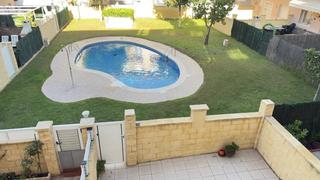 Casa adossada  Del nou cambrils. Casa adosada con piscina y parking