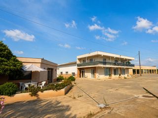 Edificio in Platja de Mont-roig. Espectacular complejo multifuncional en venta con múltiples posi