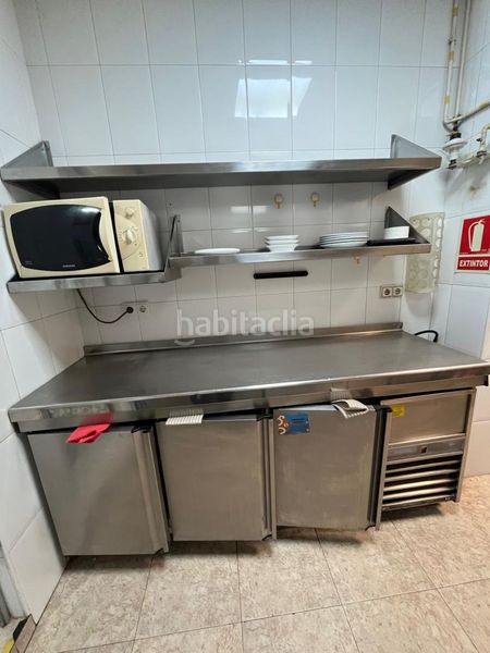 Foto 39f91973-5a18-4191-9a47-740205a96947. Local comercial fantástico local esquinero en la zona del puerto ! en Cambrils