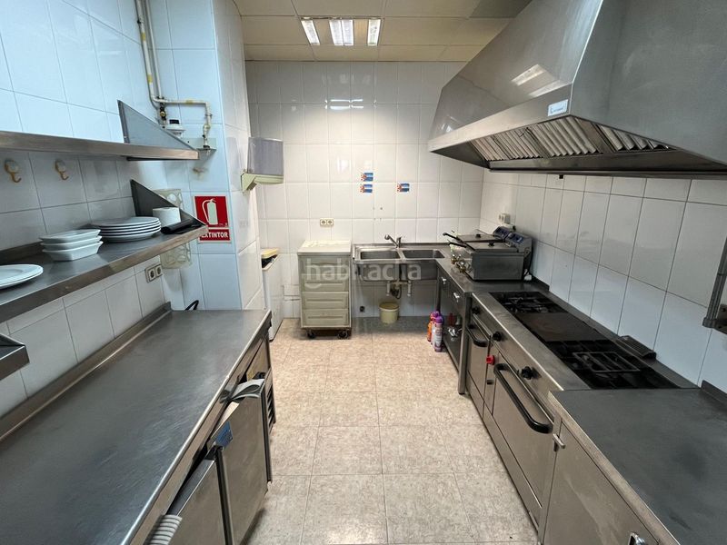 Foto 7d32e3ac-2013-4aaf-965b-0d855adc54e7. Local comercial fantástico local esquinero en la zona del puerto ! en Cambrils